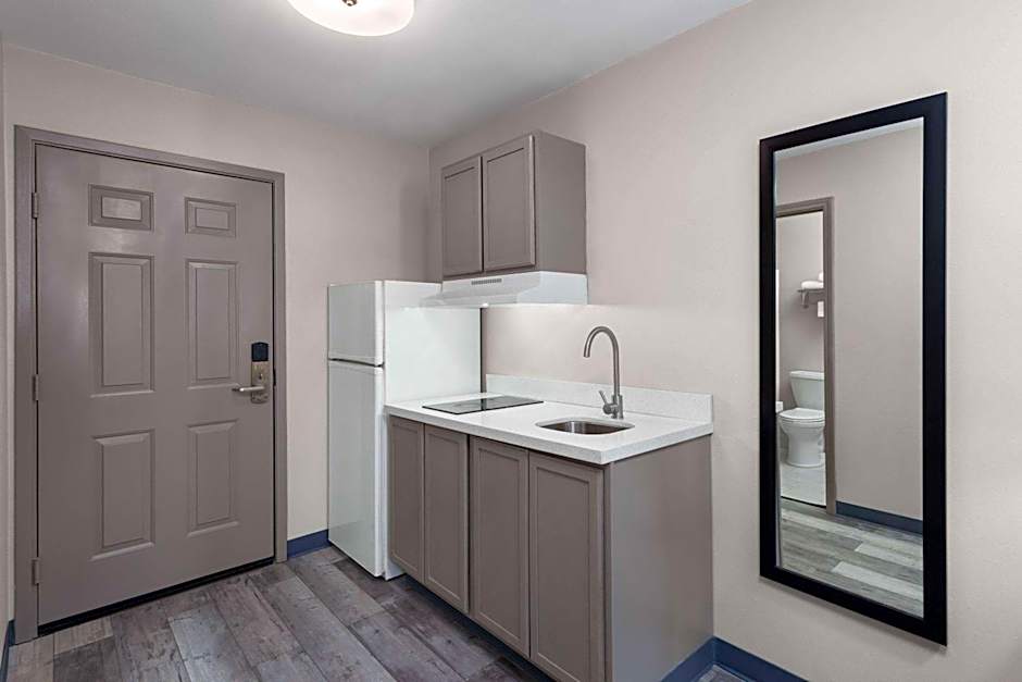 Days Inn & Suites by Wyndham Sellersburg