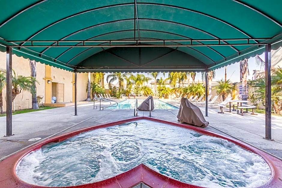 Colonial Pool & Spa Motel
