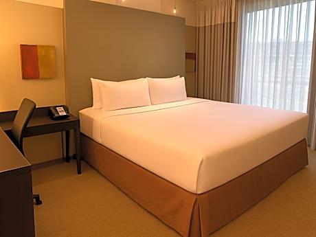 King Corner Room - Non-Smoking