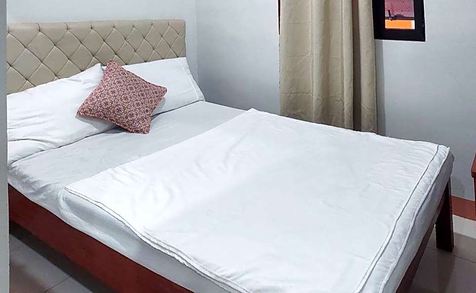 RedDoorz @ JL Lodging House and Cafe Irosin