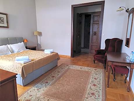 Deluxe Double Room (2 Adults + 1 Child)