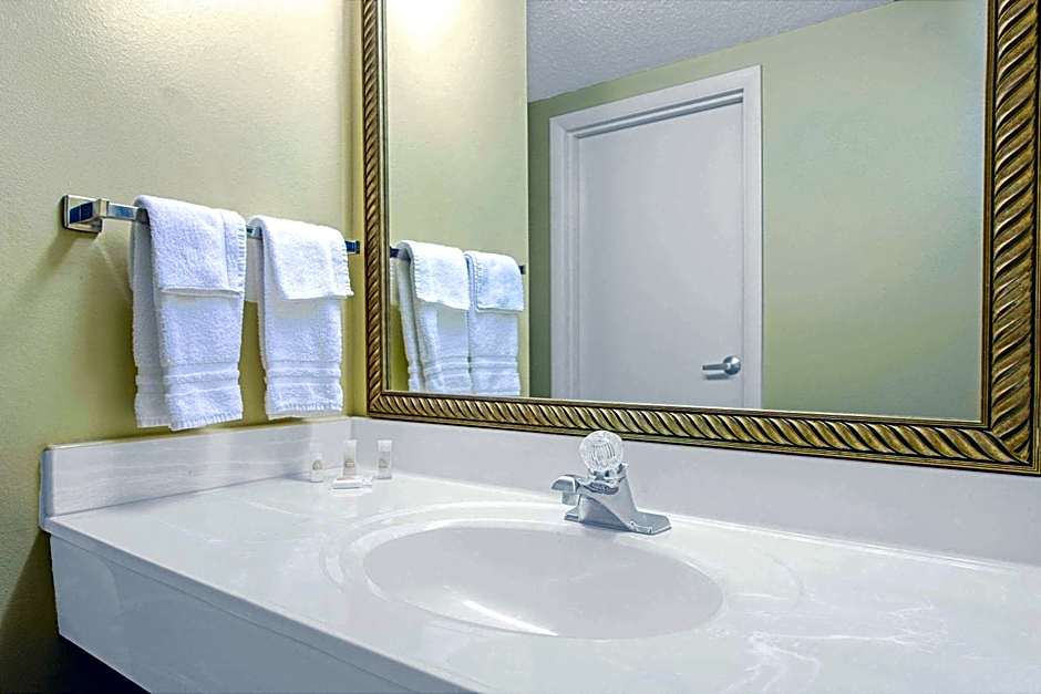 Days Inn by Wyndham St. Louis/Westport MO