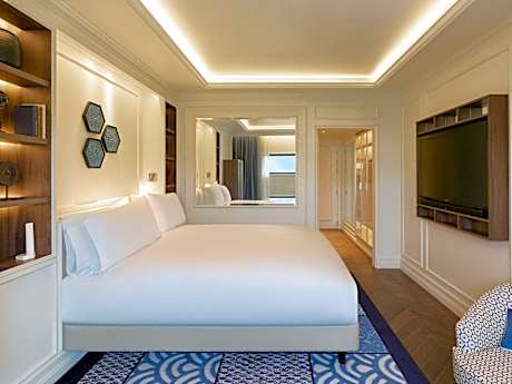 Luxury room with two single beds, balcony and garden view