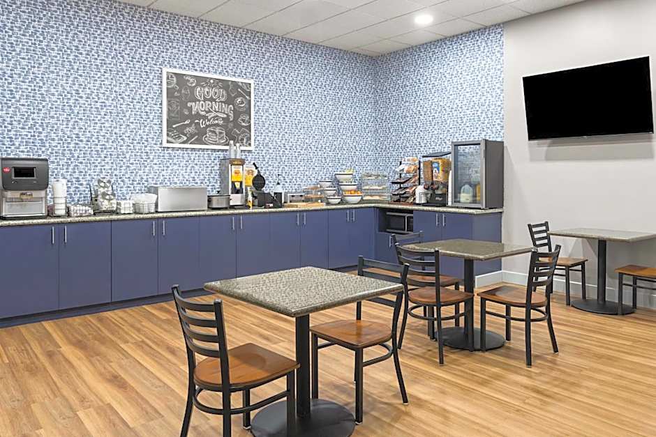 AmericInn by Wyndham Marshfield