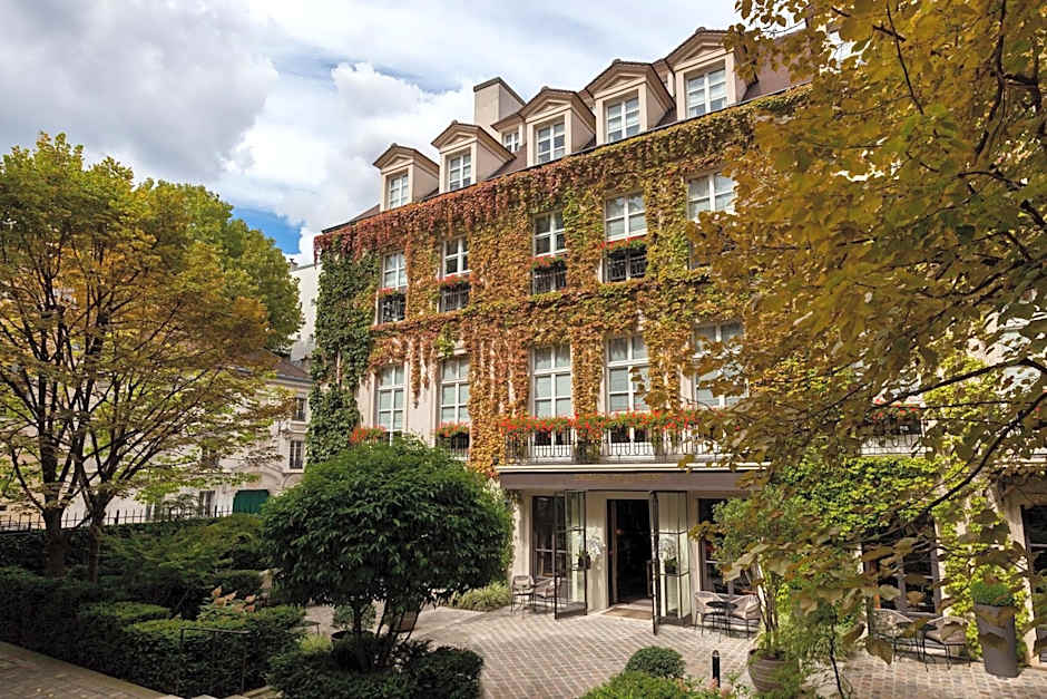 Le Pavillon De La Reine