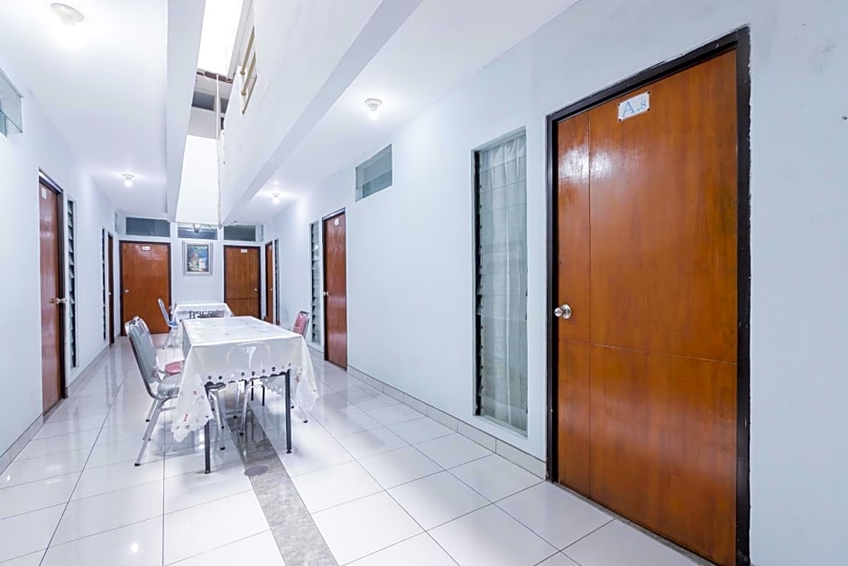 Super OYO 1516 Cemara Gading Syariah