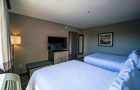 One-Bedroom Queen Suite with Two Queen Beds