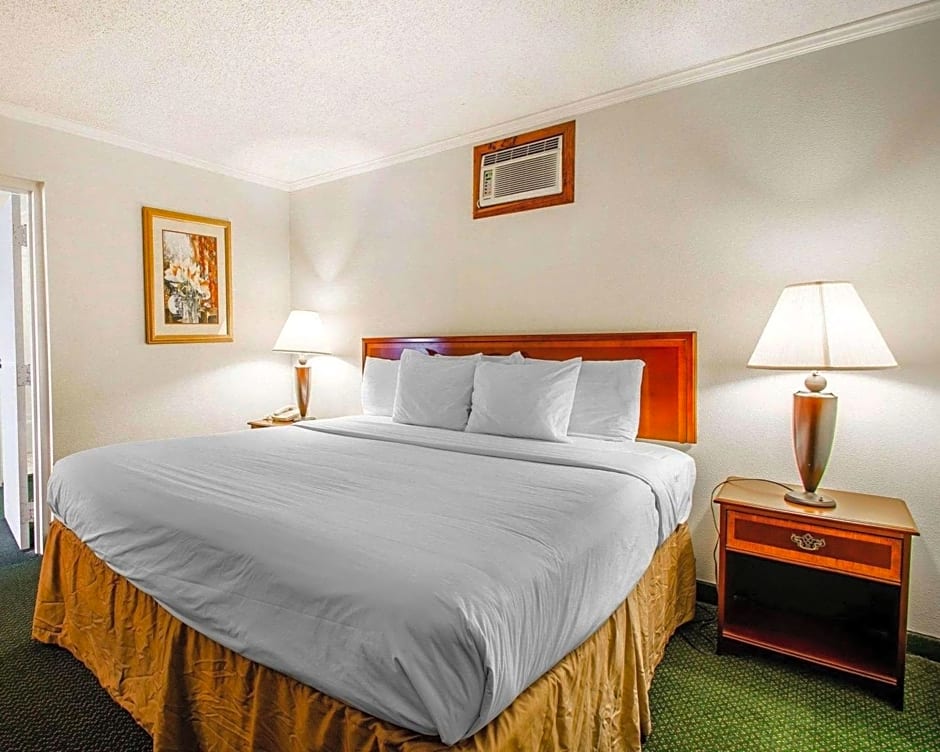 Clarion Inn & Suites Dothan South