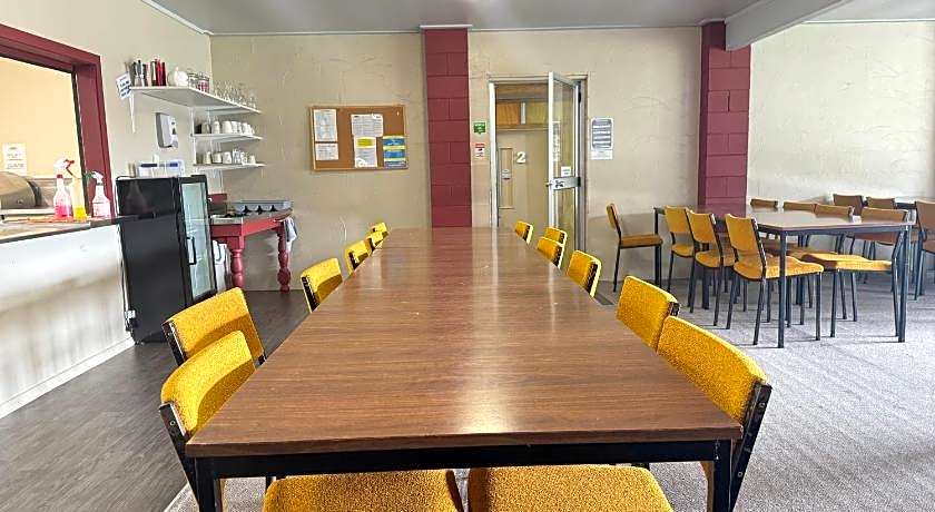 The Crossing Lodge and Backpackers