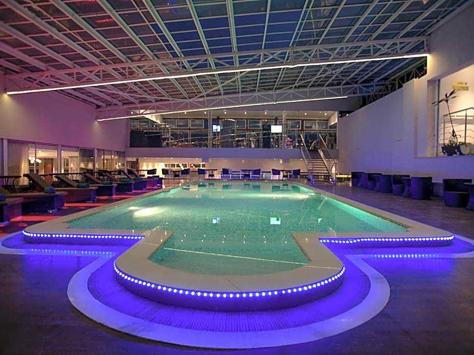 Cloud Hotel & Suites