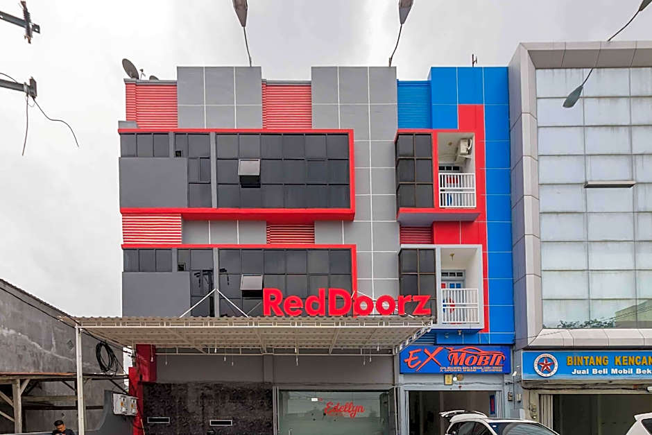 RedDoorz Plus near Millenium ICT Centre Medan 2