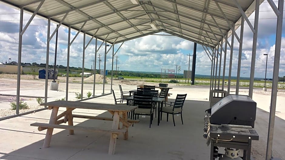 Instalodge Hotel and Suites Karnes City