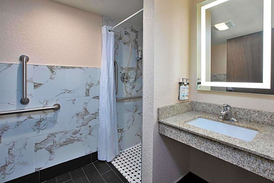 Holiday Inn Express & Suites Eden Prairie  Minneapolis By IHG