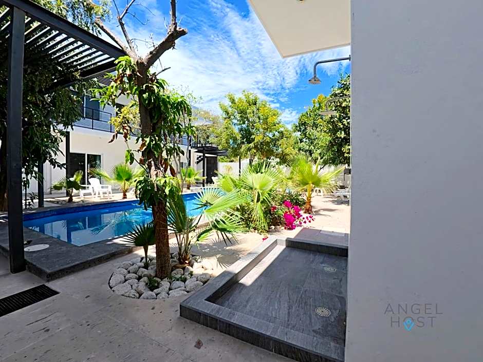 Commercial Zone Studios, Pool, BBQ and Beach 7 Blocks