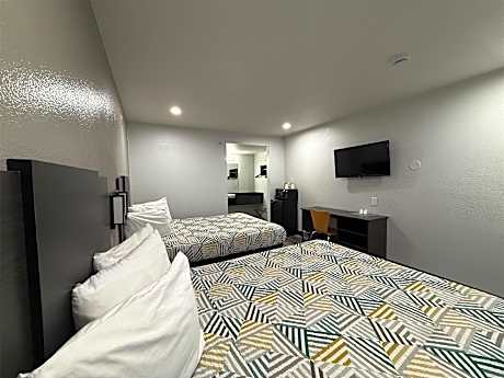 2 Queen Beds | Micfridge, Smoking