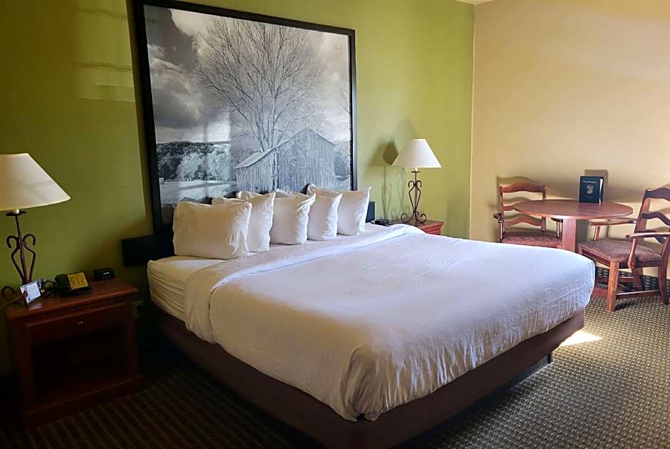Foto 1 de 2 de 1 King Bed, Mobility Accessible, Roll in Shower