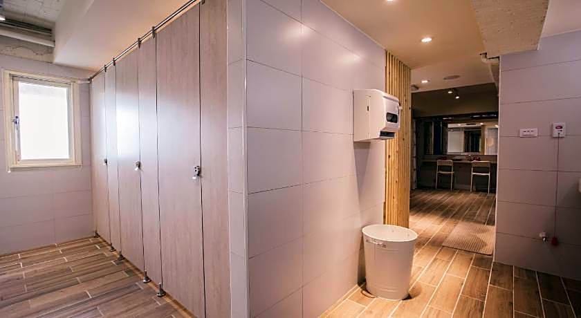 Stray Birds Taichung Hostel