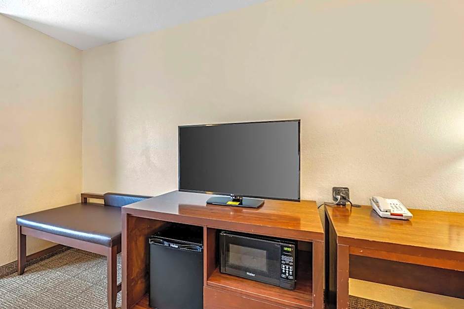 Comfort Suites East Lincoln - Mall Area