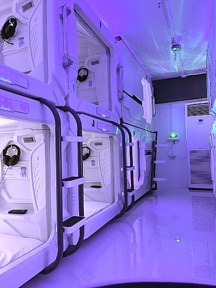 BMAX SPACEPODS