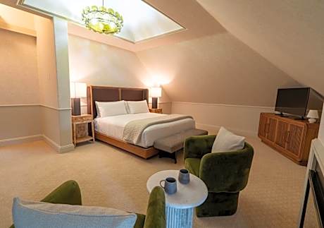 Deluxe King Room with Twin Bed