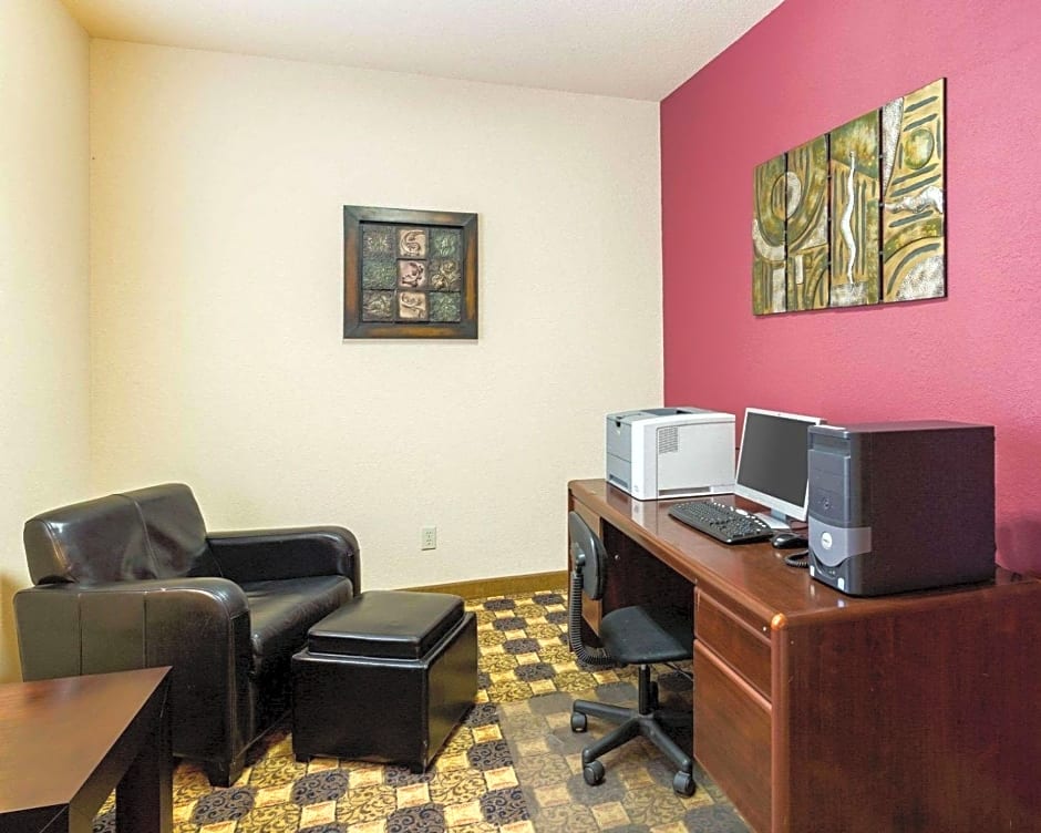 Quality Suites Huntsville Near University
