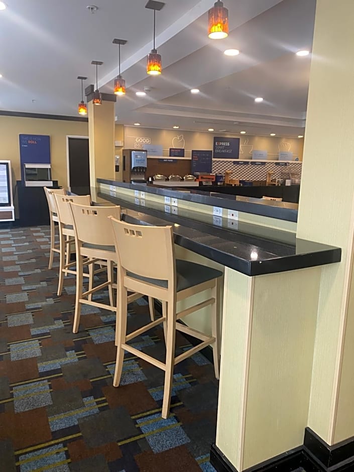 Holiday Inn Express and Suites Detroit North-Troy By IHG