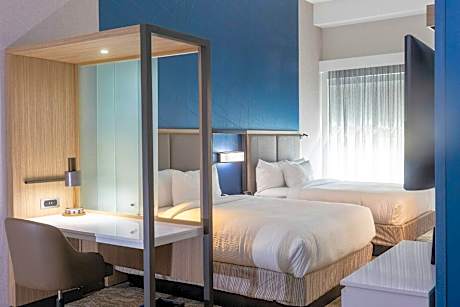 Queen Suite with Two Queen Beds, Bathtub and Trundle Sofa - Mobility Access/Hearing Accessible