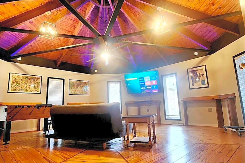 Mayor's Large Family House Hot Tub Sleeps 16 Piano, 2 Kitchens, Ark 5 Mins