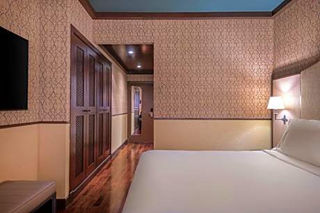 Deluxe Family King Room