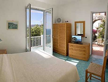 Double Room with Balcony and Sea View