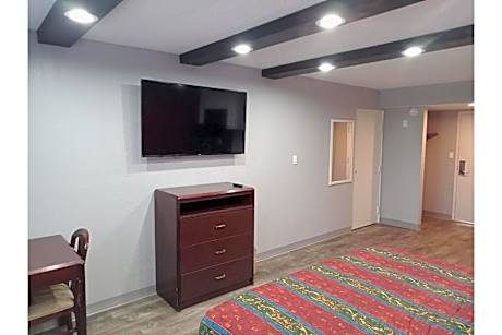 King Bed with Kitchenette Non-Smoking