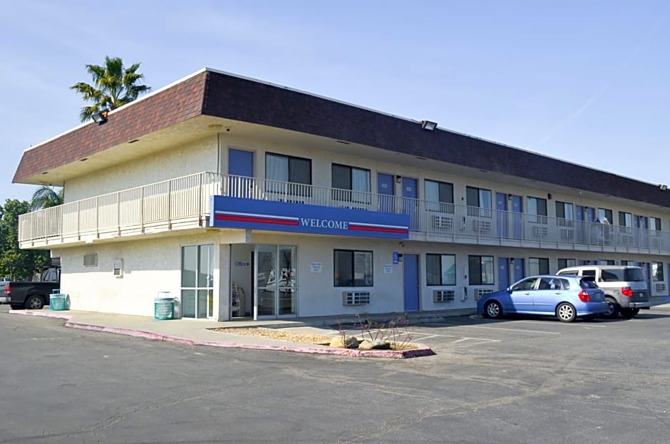 Motel 6 Lost Hills, CA