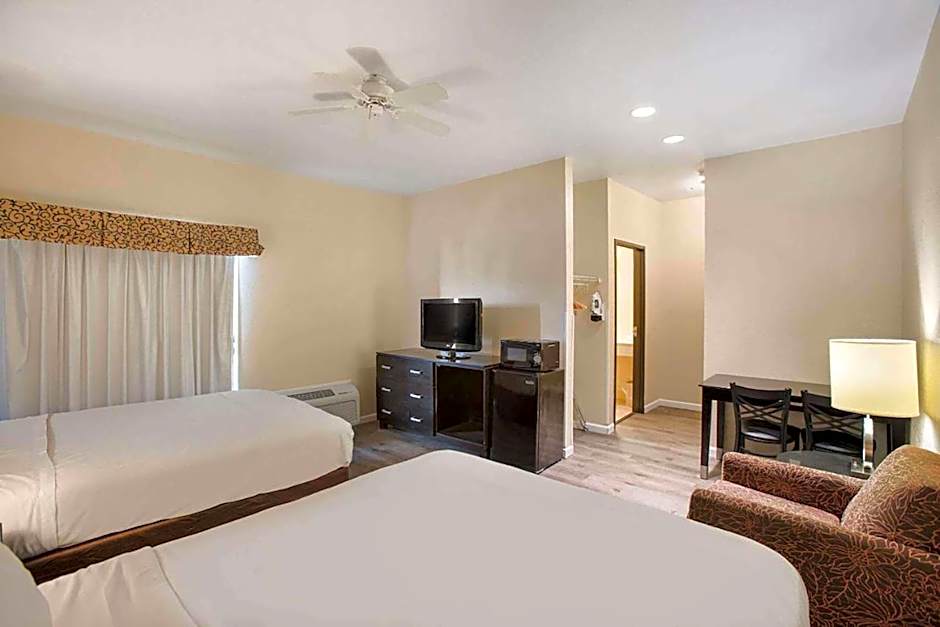 Days Inn by Wyndham Mackinaw City/Bridge