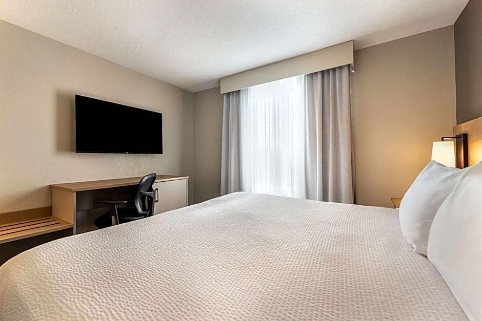 Days Inn & Suites by Wyndham Thunder Bay