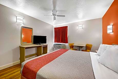 1 Queen Bed - Mobility Accessible Tub Non-Smoking