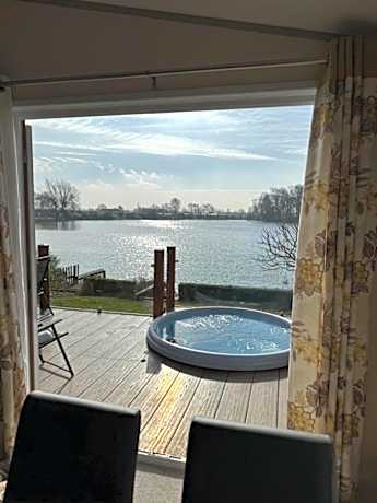 Tattershall lakes country park, Lakeside Lodge, hot tub, private garden and private fishing pitch