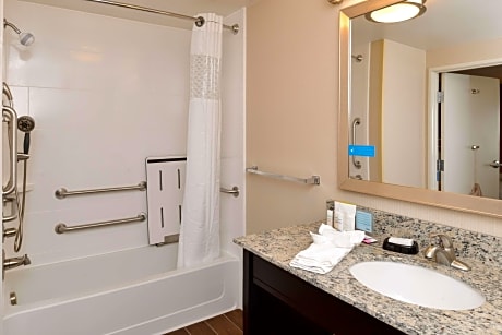 1 King Mobility Access Tub Studio Nosmok