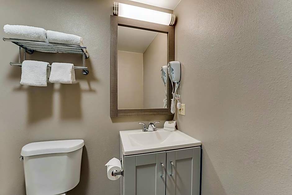 Red Roof Inn & Suites Newport - Middletown, RI