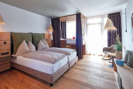 Deluxe Double Room (2 Adults + 1 Child)