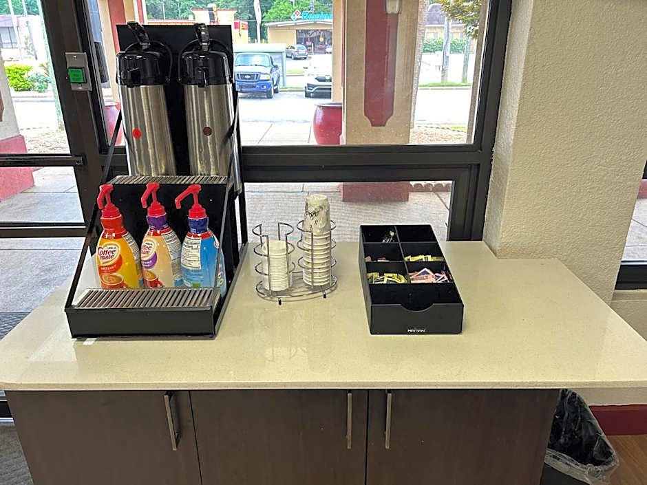 HomeTowne Studios by Red Roof Montgomery - Midtown