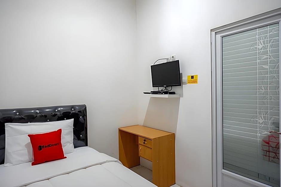 RedDoorz Hostel near Kota Lama Semarang
