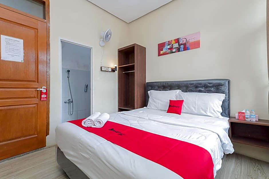 RedDoorz at WR Supratman Batu