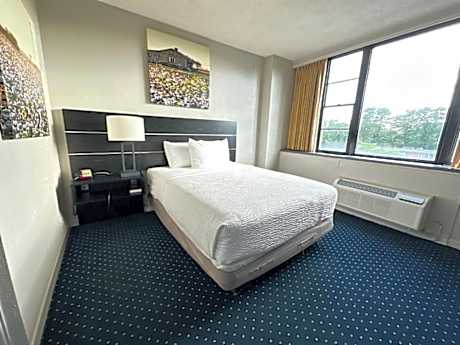 1 Queen Bed Standard Non-smoking