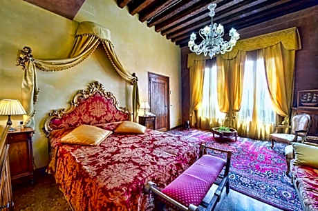 Apartment with Canal View