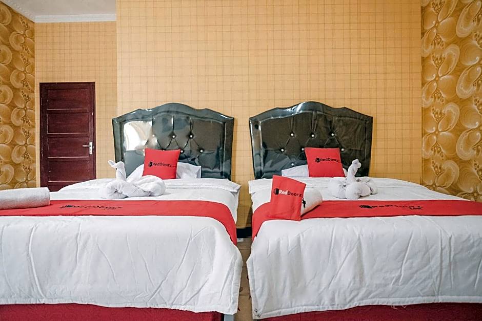 RedDoorz Plus near Istana Maimun Medan