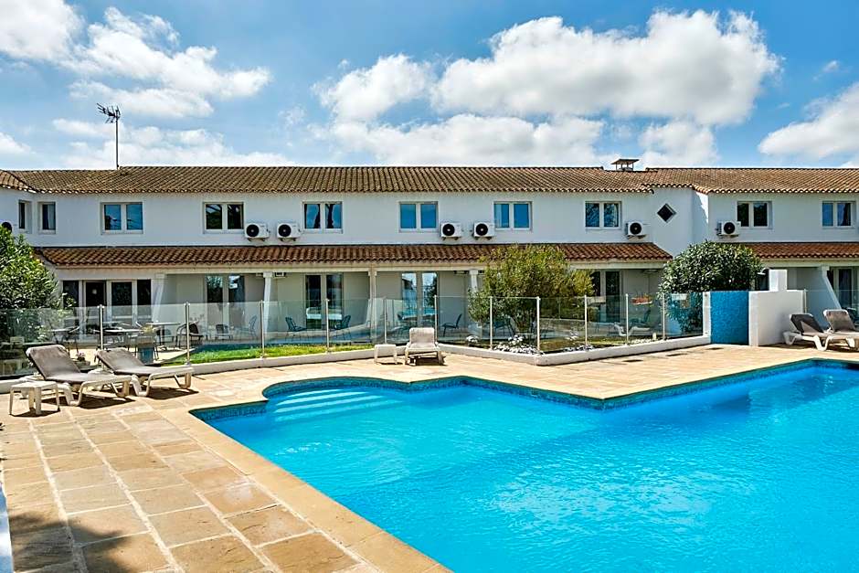 Artemia Aigues-Mortes - Hôtel avec piscine - Bornes électriques - Parking privé - Local vélo-moto