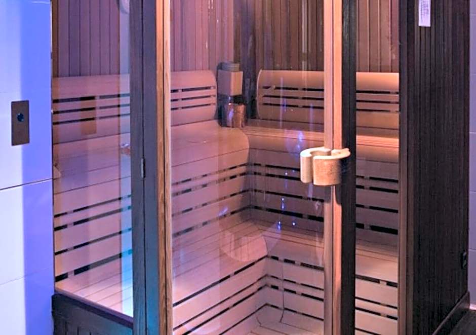 Le VIP Paris - Yacht Hotel