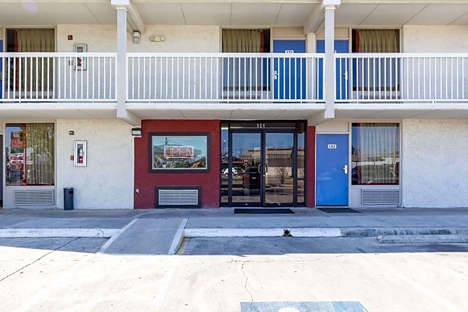 Motel 6-Uvalde, TX