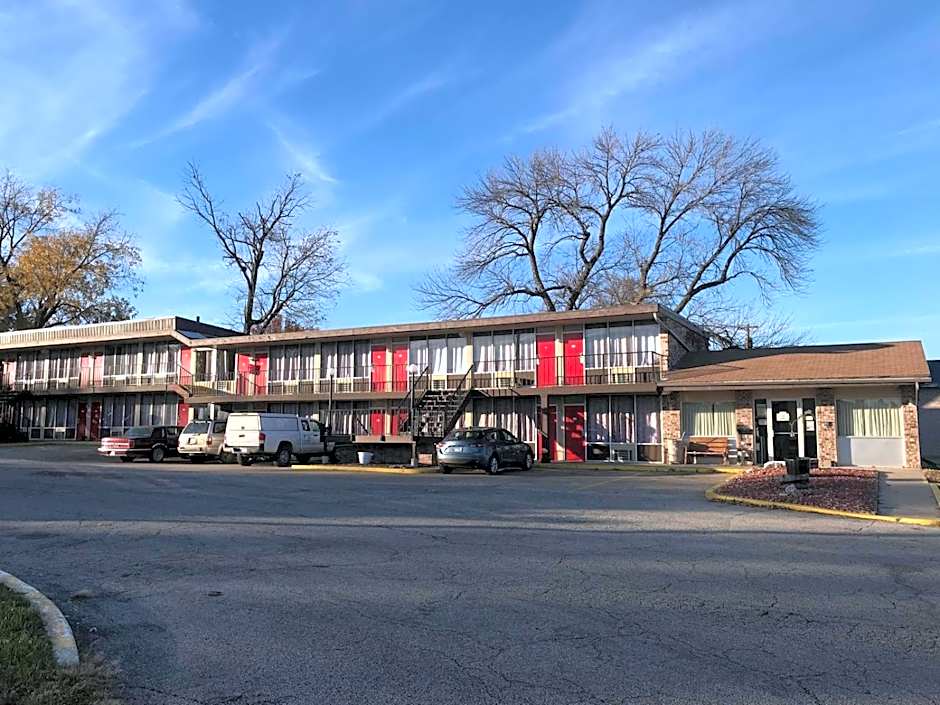 Budget Host Village Inn