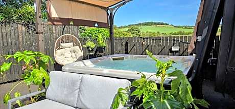 The Green Monkey Lux Suite at The Grumpy Schnauzer B&B Private Hot Tub, Gym, Breakfast, Stunning!
